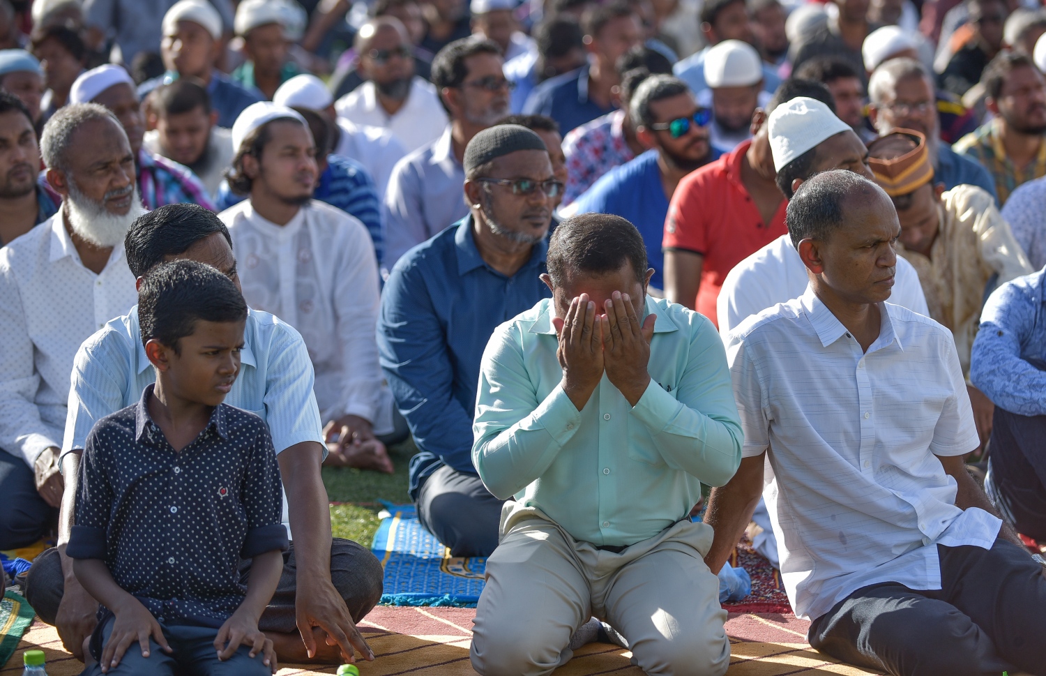 ޖޫން 15، 2018- މާލޭގައި ބޮޑު ޖަމާއަތުގައި ކުރި ފިތުރު އީދު ނަމާދުގައި ބައިވެރިވެރިވި ބައެެއް މީހުން: މާފަންނު ސްޓޭޑިއަމްގައި ކުރި މި އީދު ނަމާދަށް ވަރަށް ގިނަ ބަޔަކު ދިޔަ.--- ފޮޓޯ: ނިޝާން އަލީ/މިހާރު