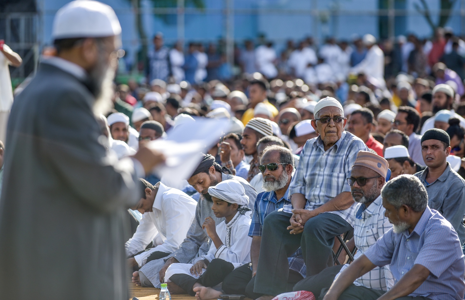 ޖޫން 15، 2018- މާލޭގައި ބޮޑު ޖަމާއަތުގައި އިމާމުވެ ފިތުރު އީދު ނަމާދު ކުރެއްވި ޝޭހް މުހައްމަދު ލަތީފް، އީދު ހުތުބާ ވިދާޅުވަނީ: މާފަންނު ސްޓޭޑިއަމްގައި ކުރި މި އީދު ނަމާދަށް ވަރަށް ގިނަ ބަޔަކު ދިޔަ.--- ފޮޓޯ: ނިޝާން އަލީ/މިހާރު