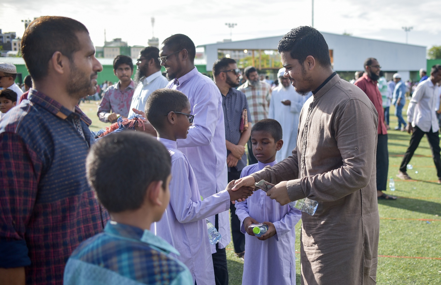 ޖޫން 15، 2018- މާލޭގައި ބޮޑު ޖަމާއަތުގައި ކުރި ފިތުރު އީދު ނަމާދަށް ފަހު، އީދު ތަހުނިޔާ ކިޔައި ސަލާން ކުރަނީ: މާފަންނު ސްޓޭޑިއަމްގައި ކުރި މި އީދު ނަމާދަށް ވަރަށް ގިނަ ބަޔަކު ދިޔަ.--- ފޮޓޯ: ނިޝާން އަލީ/މިހާރު