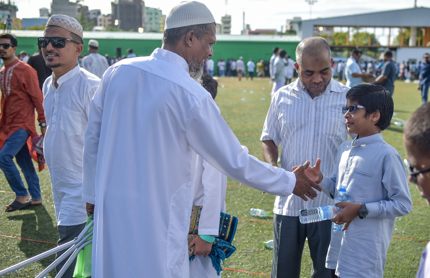 ޖޫން 15، 2018- މާލޭގައި ބޮޑު ޖަމާއަތުގައި ކުރި ފިތުރު އީދު ނަމާދަށް ފަހު، އީދު ތަހުނިޔާ ކިޔައި ސަލާން ކުރަނީ: މާފަންނު ސްޓޭޑިއަމްގައި ކުރި މި އީދު ނަމާދަށް ވަރަށް ގިނަ ބަޔަކު ދިޔަ.--- ފޮޓޯ: ނިޝާން އަލީ/މިހާރު