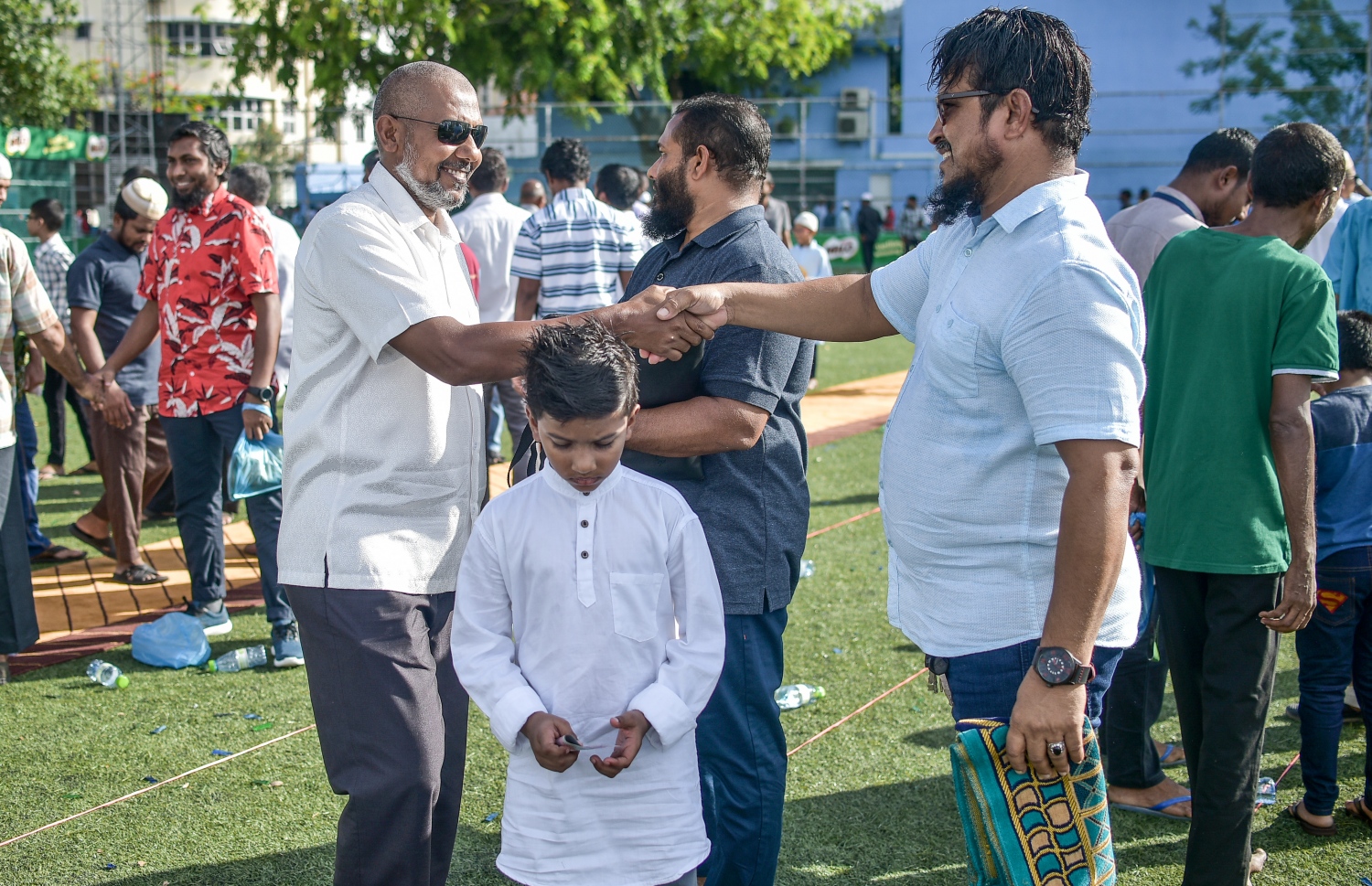 ޖޫން 15، 2018- މާލޭގައި ބޮޑު ޖަމާއަތުގައި ކުރި ފިތުރު އީދު ނަމާދަށް ފަހު، އީދު ތަހުނިޔާ ކިޔައި ސަލާން ކުރަނީ: މާފަންނު ސްޓޭޑިއަމްގައި ކުރި މި އީދު ނަމާދަށް ވަރަށް ގިނަ ބަޔަކު ދިޔަ.--- ފޮޓޯ: ނިޝާން އަލީ/މިހާރު