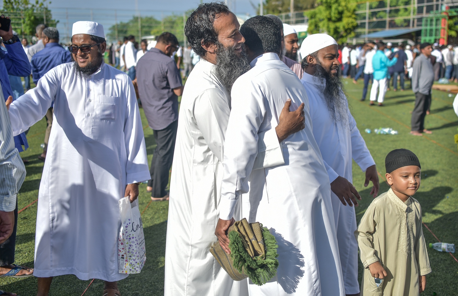 ޖޫން 15، 2018- މާލޭގައި ބޮޑު ޖަމާއަތުގައި ކުރި ފިތުރު އީދު ނަމާދަށް ފަހު، އީދު ތަހުނިޔާ ކިޔައި ސަލާން ކުރަނީ: މާފަންނު ސްޓޭޑިއަމްގައި ކުރި މި އީދު ނަމާދަށް ވަރަށް ގިނަ ބަޔަކު ދިޔަ.--- ފޮޓޯ: ނިޝާން އަލީ/މިހާރު