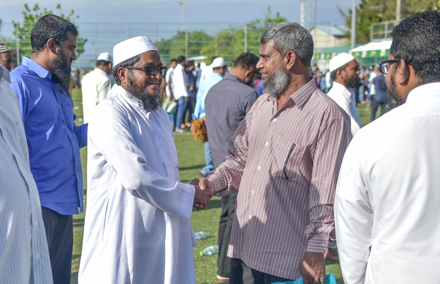 ޖޫން 15، 2018- މާލޭގައި ބޮޑު ޖަމާއަތުގައި ކުރި ފިތުރު އީދު ނަމާދަށް ފަހު، އީދު ތަހުނިޔާ ކިޔައި ސަލާން ކުރަނީ: މާފަންނު ސްޓޭޑިއަމްގައި ކުރި މި އީދު ނަމާދަށް ވަރަށް ގިނަ ބަޔަކު ދިޔަ.--- ފޮޓޯ: ނިޝާން އަލީ/މިހާރު