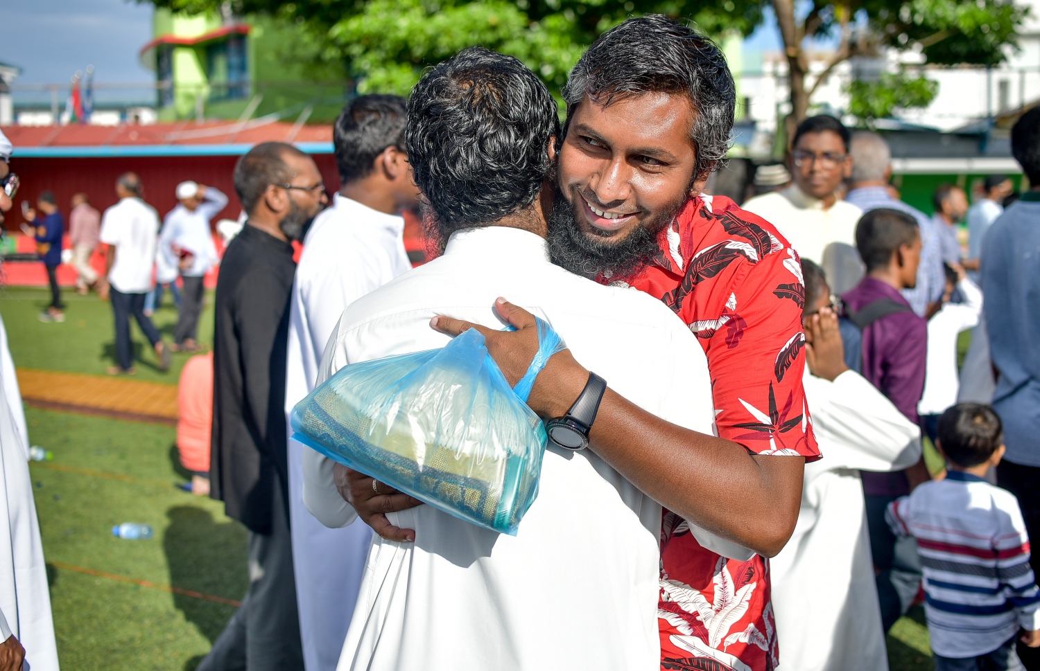 ޖޫން 15، 2018- މާލޭގައި ބޮޑު ޖަމާއަތުގައި ކުރި ފިތުރު އީދު ނަމާދަށް ފަހު ދެ މީހަކު އީދުގެ ތަހުނިޔާ ކިޔައި ސަލާން ކުރަނީ: މާފަންނު ސްޓޭޑިއަމްގައި ކުރި މި އީދު ނަމާދަށް ވަރަށް ގިނަ ބަޔަކު ދިޔަ.--- ފޮޓޯ: ނިޝާން އަލީ/މިހާރު