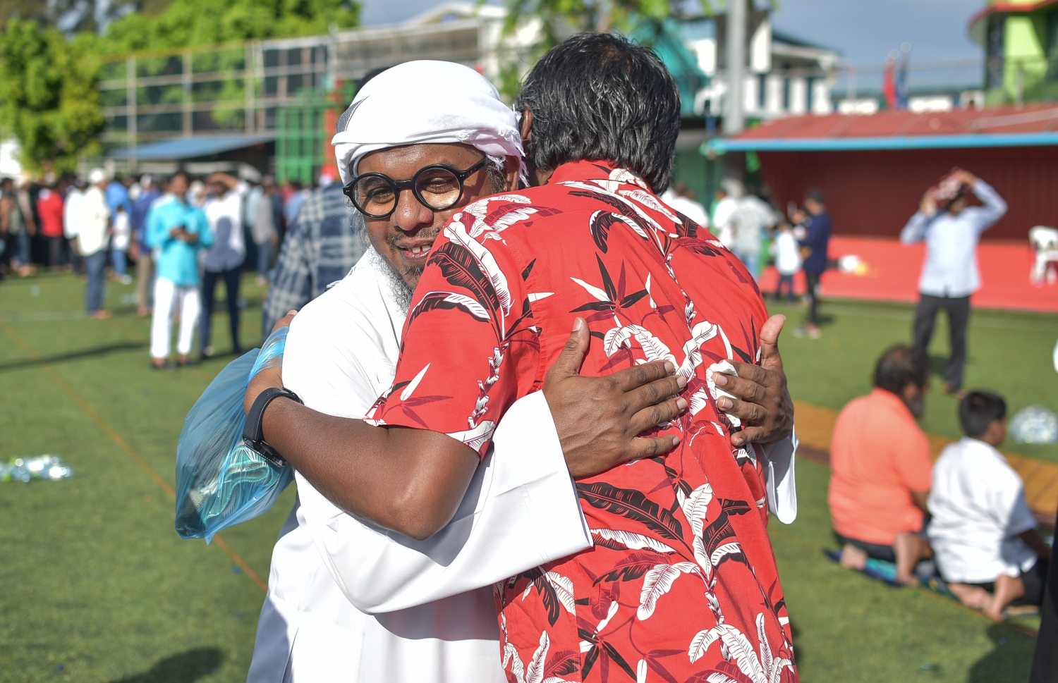 ޖޫން 15، 2018- މާލޭގައި ބޮޑު ޖަމާއަތުގައި ކުރި ފިތުރު އީދު ނަމާދަށް ފަހު ދެ މީހަކު އީދުގެ ތަހުނިޔާ ކިޔައި ސަލާން ކުރަނީ: މާފަންނު ސްޓޭޑިއަމްގައި ކުރި މި އީދު ނަމާދަށް ވަރަށް ގިނަ ބަޔަކު ދިޔަ.--- ފޮޓޯ: ނިޝާން އަލީ/މިހާރު