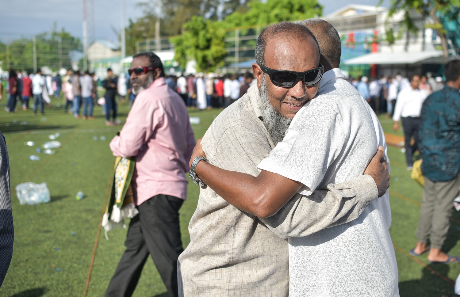 ޖޫން 15، 2018- މާލޭގައި ބޮޑު ޖަމާއަތުގައި ކުރި ފިތުރު އީދު ނަމާދަށް ފަހު ދެ މީހަކު އީދުގެ ތަހުނިޔާ ކިޔައި ސަލާން ކުރަނީ: މާފަންނު ސްޓޭޑިއަމްގައި ކުރި މި އީދު ނަމާދަށް ވަރަށް ގިނަ ބަޔަކު ދިޔަ.--- ފޮޓޯ: ނިޝާން އަލީ/މިހާރު