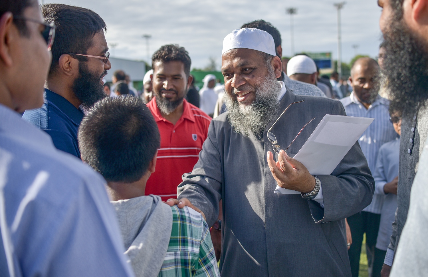 ޖޫން 15، 2018- މާލޭގައި ބޮޑު ޖަމާއަތުގައި އިމާމުވެ ފިތުރު އީދު ނަމާ ކުރެއްވި ޝޭހް މުހައްމަދު ލަތީފް، އެ ޖަމާއަތަށް ދިޔަ މީހުންނާ ސަލާން ކުރައްވައި އީދު ތަހުނިޔާ ދަންނަވަނީ: މާފަންނު ސްޓޭޑިއަމްގައި ކުރި މި އީދު ނަމާދަށް ވަރަށް ގިނަ ބަޔަކު ދިޔަ.--- ފޮޓޯ: ނިޝާން އަލީ/މިހާރު