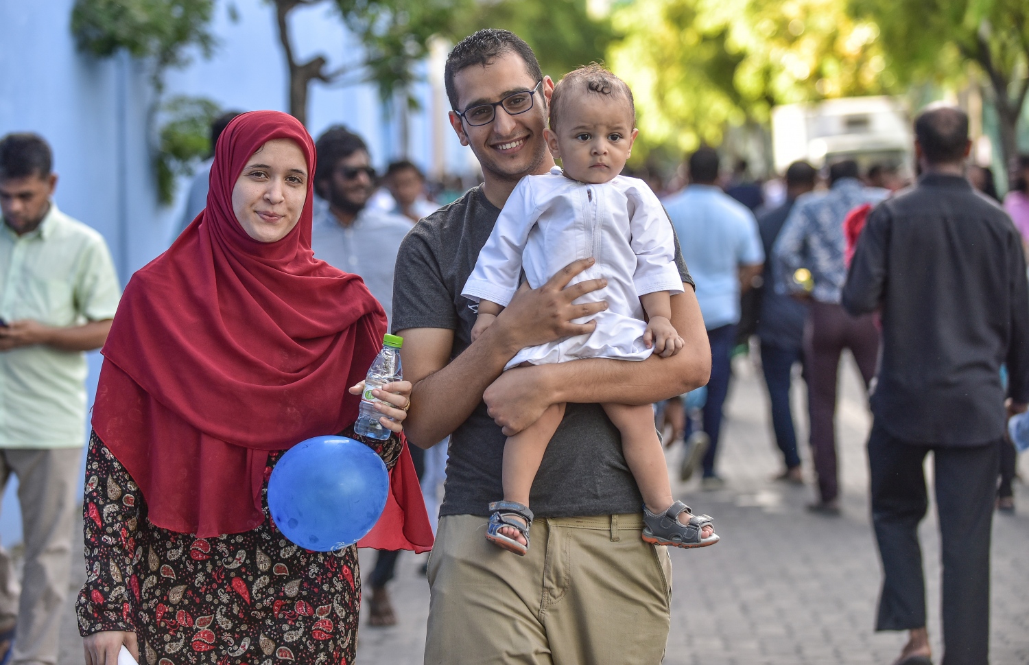 ޖޫން 15، 2018- މާލޭގައި ބޮޑު ޖަމާއަތުގައި ކުރި ފިތުރު އީދު ނަމާދަށް ކުޑަކުއްޖަކު ގޮވައިގެން ބަޔަކު ދަނީ: މާފަންނު ސްޓޭޑިއަމްގައި ކުރި މި އީދު ނަމާދަށް ވަރަށް ގިނަ ބަޔަކު ދިޔަ.--- ފޮޓޯ: ނިޝާން އަލީ/މިހާރު