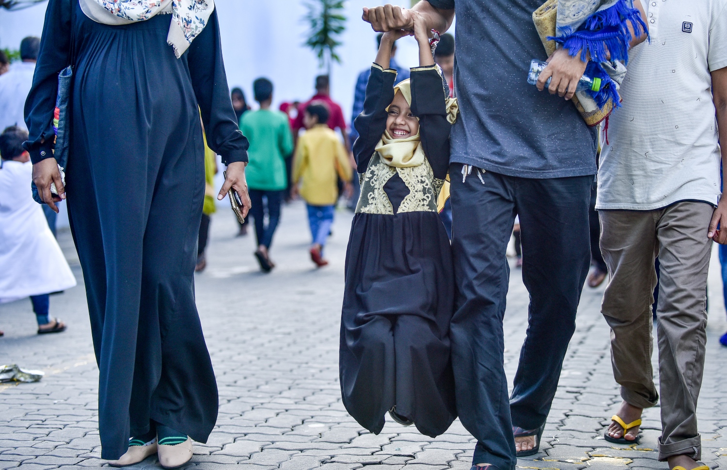 ޖޫން 15، 2018- މާލޭގައި ބޮޑު ޖަމާއަތުގައި ކުރި ފިތުރު އީދު ނަމާދަށް ކުޑަކުއްޖަކު ގޮވައިގެން ބަޔަކު ދަނީ: މާފަންނު ސްޓޭޑިއަމްގައި ކުރި މި އީދު ނަމާދަށް ވަރަށް ގިނަ ބަޔަކު ދިޔަ.--- ފޮޓޯ: ނިޝާން އަލީ/މިހާރު