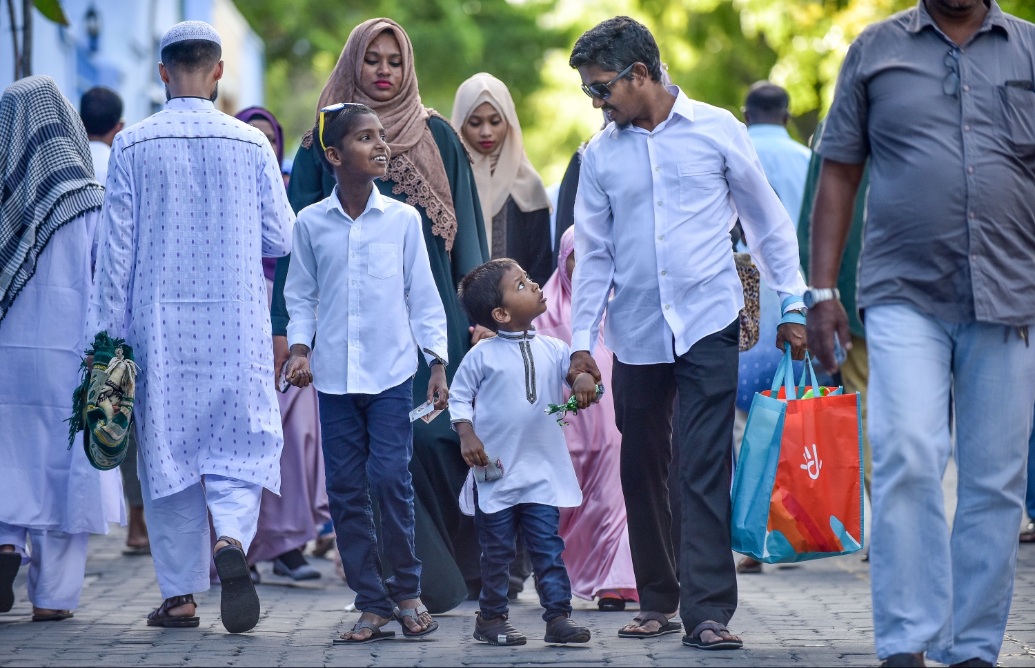 ޖޫން 15، 2018- މާލޭގައި ބޮޑު ޖަމާއަތުގައި ކުރި ފިތުރު އީދު ނަމާދަށް ކުޑަކުދިންތަކެއް ގޮވައިގެން ބަޔަކު ދަނީ: މާފަންނު ސްޓޭޑިއަމްގައި ކުރި މި އީދު ނަމާދަށް ވަރަށް ގިނަ ބަޔަކު ދިޔަ.--- ފޮޓޯ: ނިޝާން އަލީ/މިހާރު