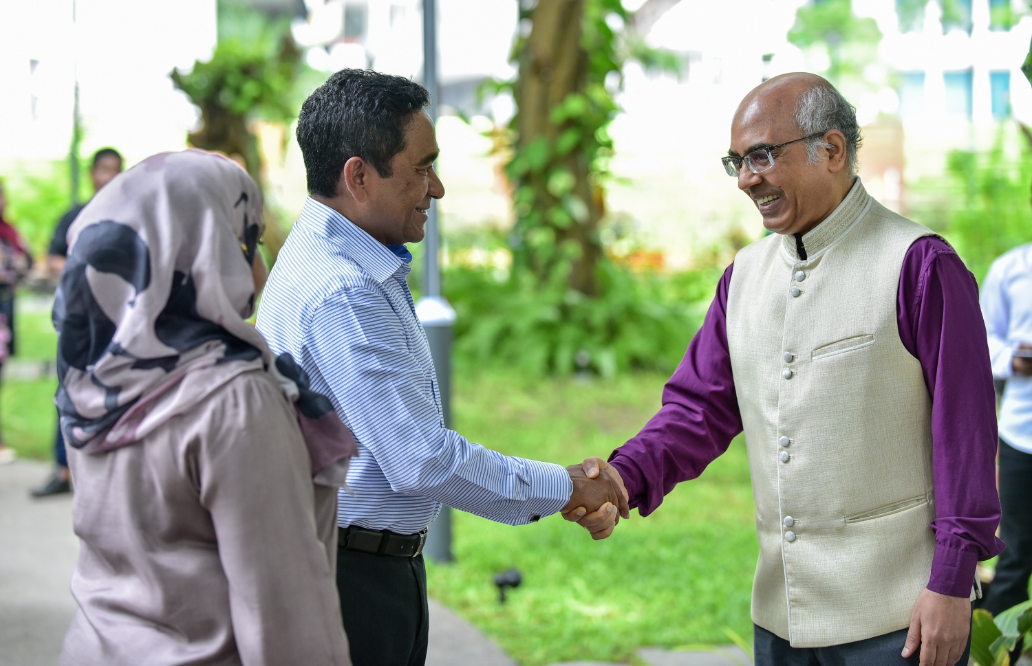 އިންޑިއާގެ ސަފީރު އަކިލޭޝް މިޝްރާއާ ރައީސްއާ ސަލާމް ކުރައްވަނީ -- ފޮޓޯ:ނިޝާން އަލީ/މިހާރު