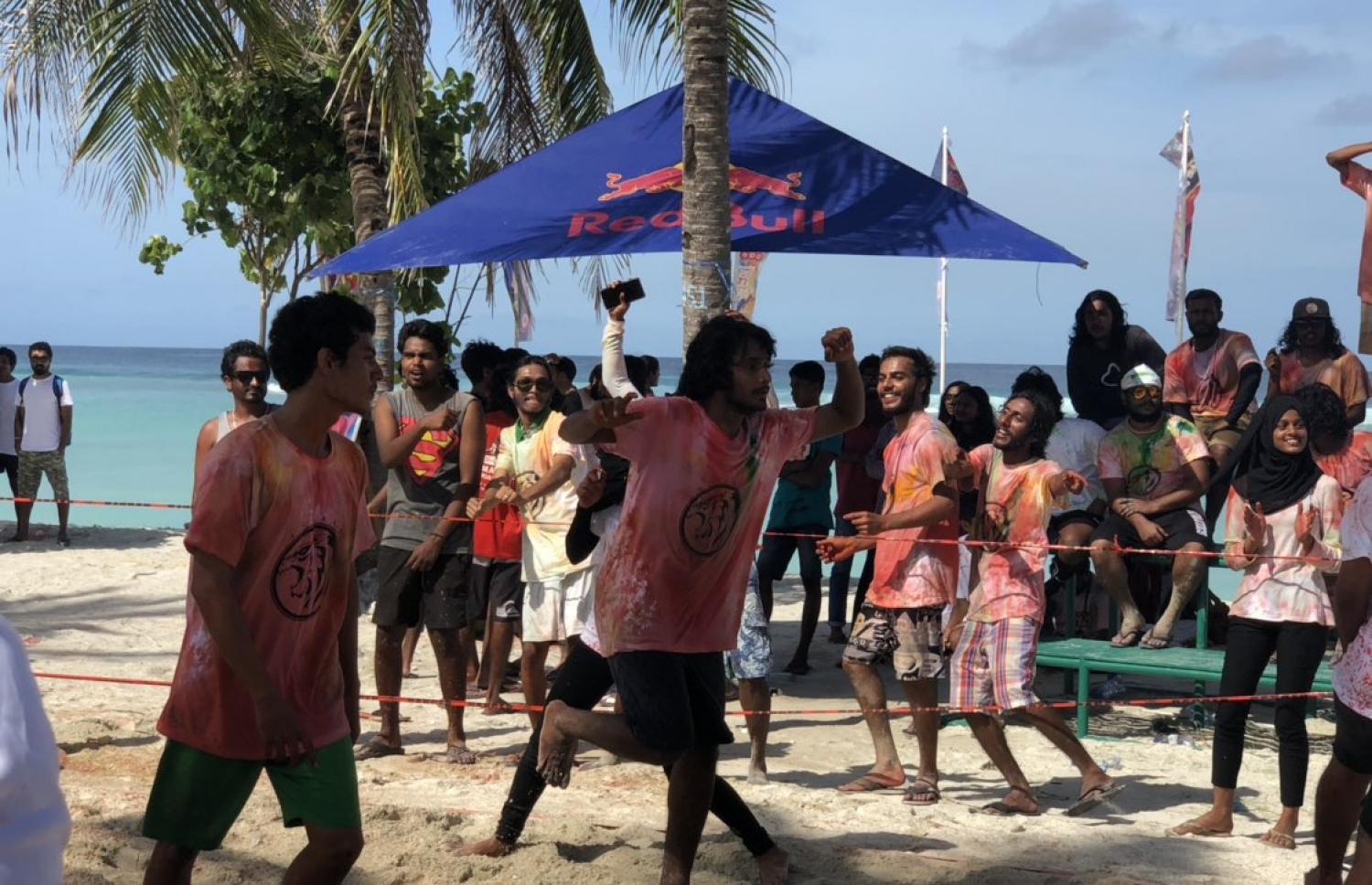 ފެން ކުޅި މުބާރާތުގައި ޒުވާނުންތަކެއް ބައިވެރިވަނީ.