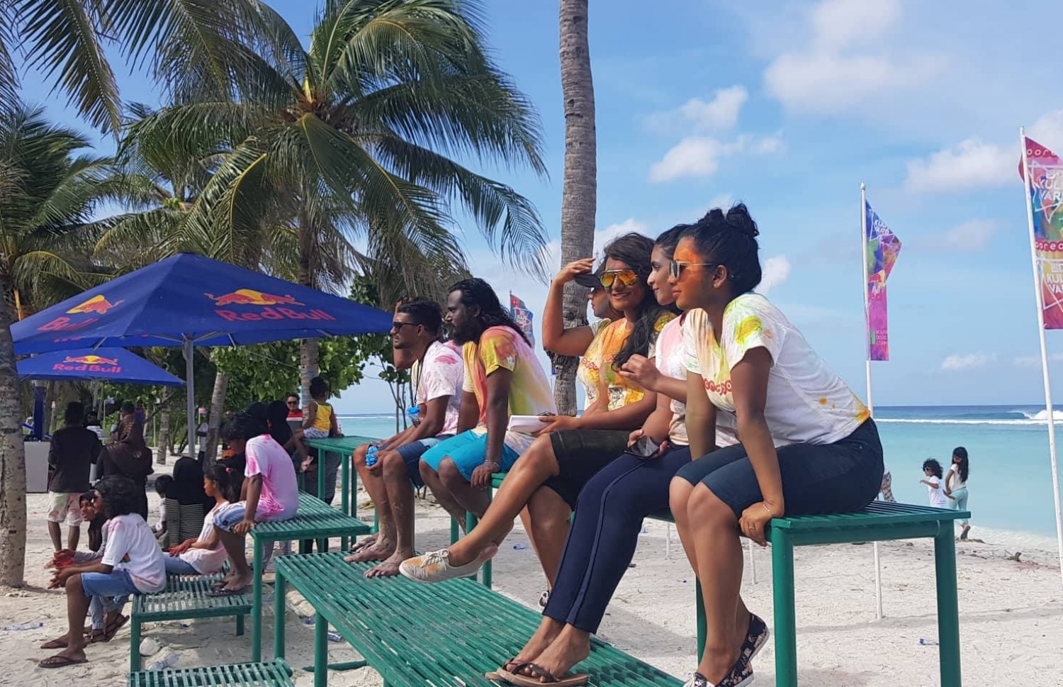 ފެން ކުޅި މުބާރާތް ބެލުމަށް ގޮސް ތިބި ޒުވާނުންތަކެއް.