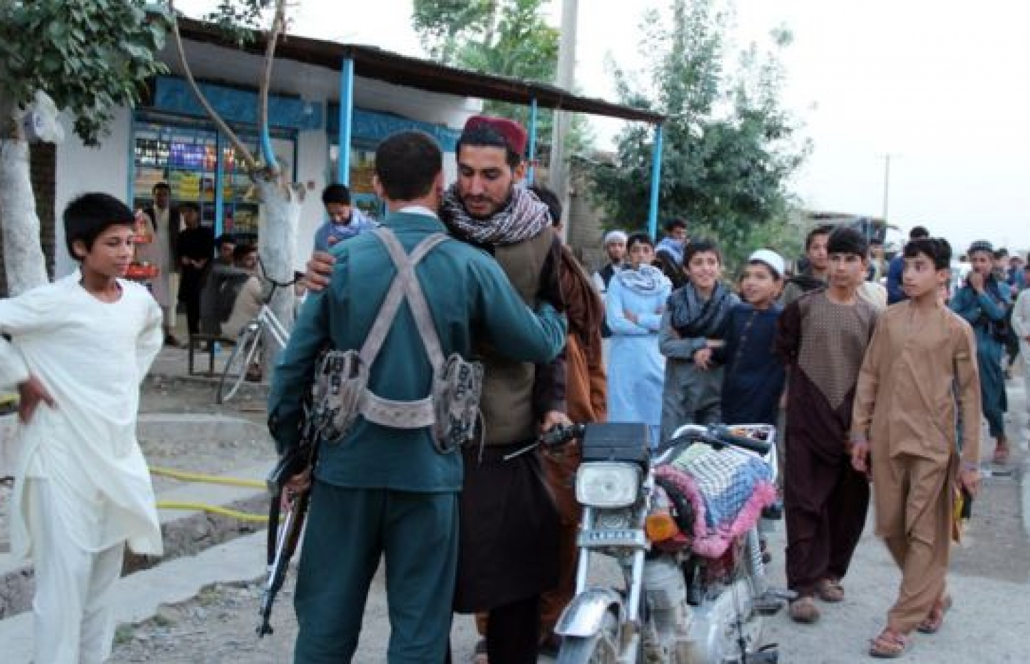 ތާލިބާންގެ ހަނގުރާމަވެރިއަކު އީދުގެ އުފާ ފާހަގަކުރުމުގެ ގޮތުން އަފްޣާން ސިފައިންގެ މީހަކާ ސަލާމްކޮށް އީދުގެ ތަހުނިޔާ ބަދަލުކުރަނީ.