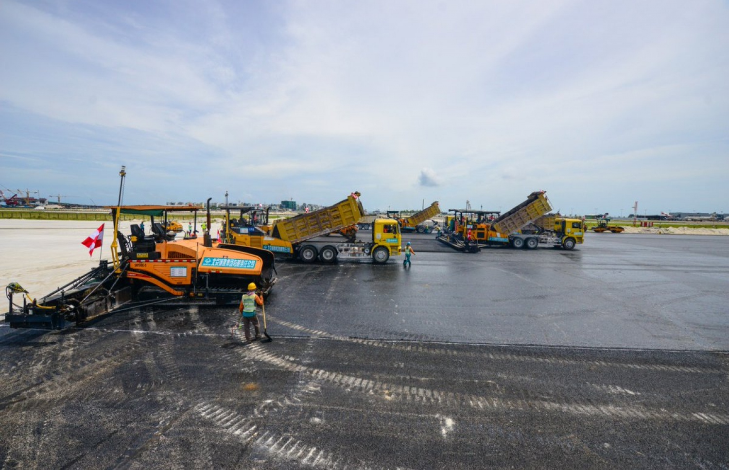 ވެލާނާ އިންޓަނޭޝަނަލް އެއާޕޯޓުގެ އާ ރަންވޭ އެޅުމުގެ މަސައްކަތް ކުރަނީ. - ފޮޓޯ: އެމްއޭސީއެލް