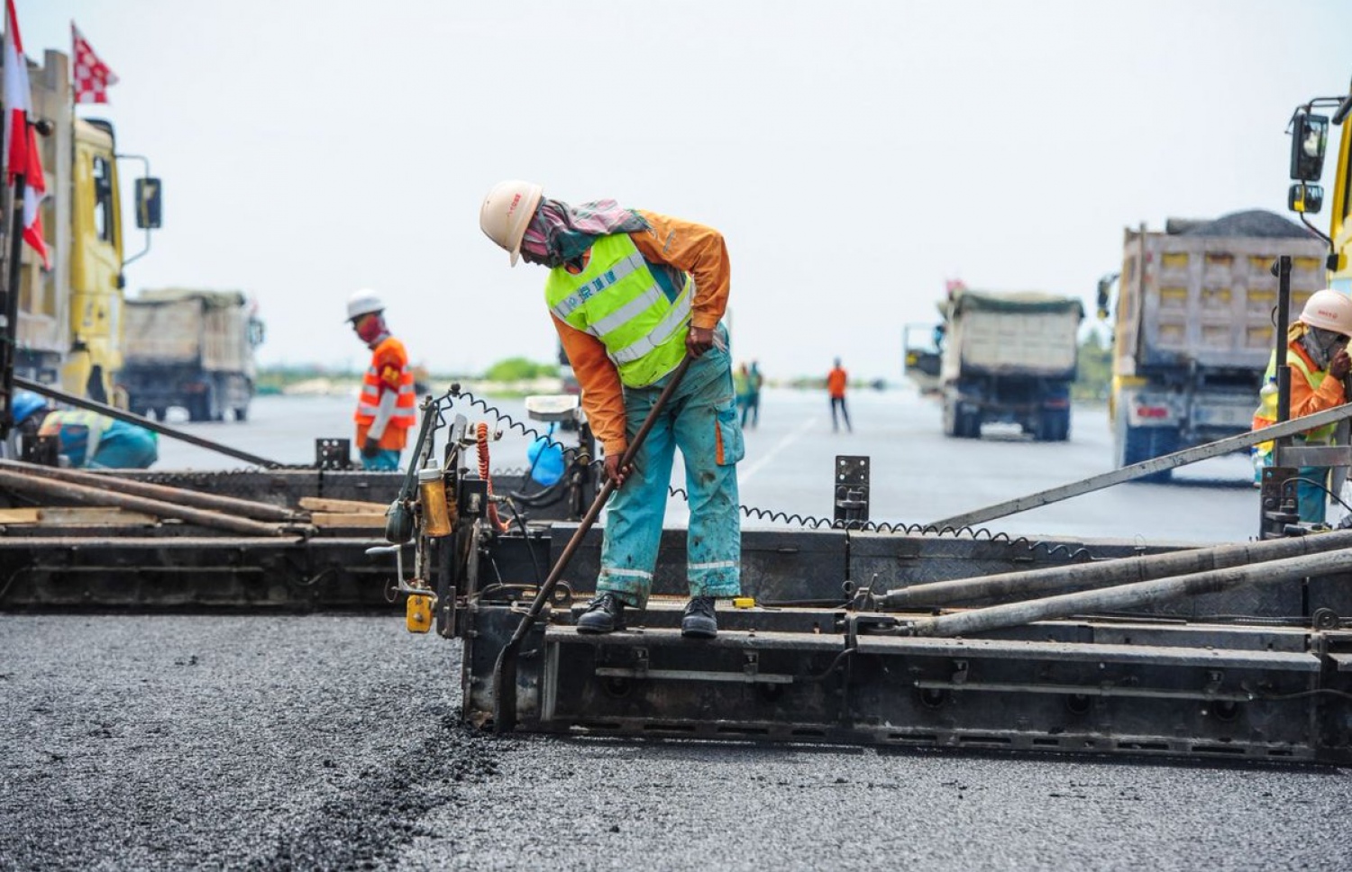 ވެލާނާ އިންޓަނޭޝަނަލް އެއާޕޯޓުގެ އާ ރަންވޭގެ ފަހުގެ މަސައްކަތް ކުރަނީ. - ފޮޓޯ: އެމްއޭސީއެލް