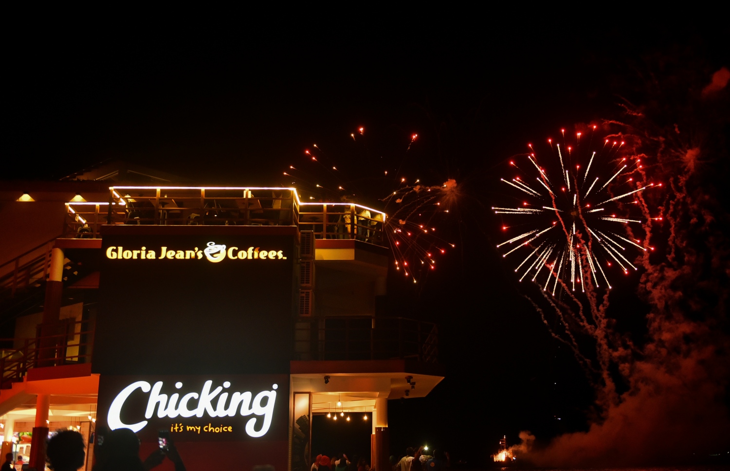 ޗިކިން ރެސްޓޯރެންޓް ހުޅުވަން މިރޭ ބޭއްވި ރަސްމިއްޔާތުގައި ހަވާ އަރުވަނީ.-- ފޮޓޯ: އަހުމަދު ނިޝާދު/މިހާރު