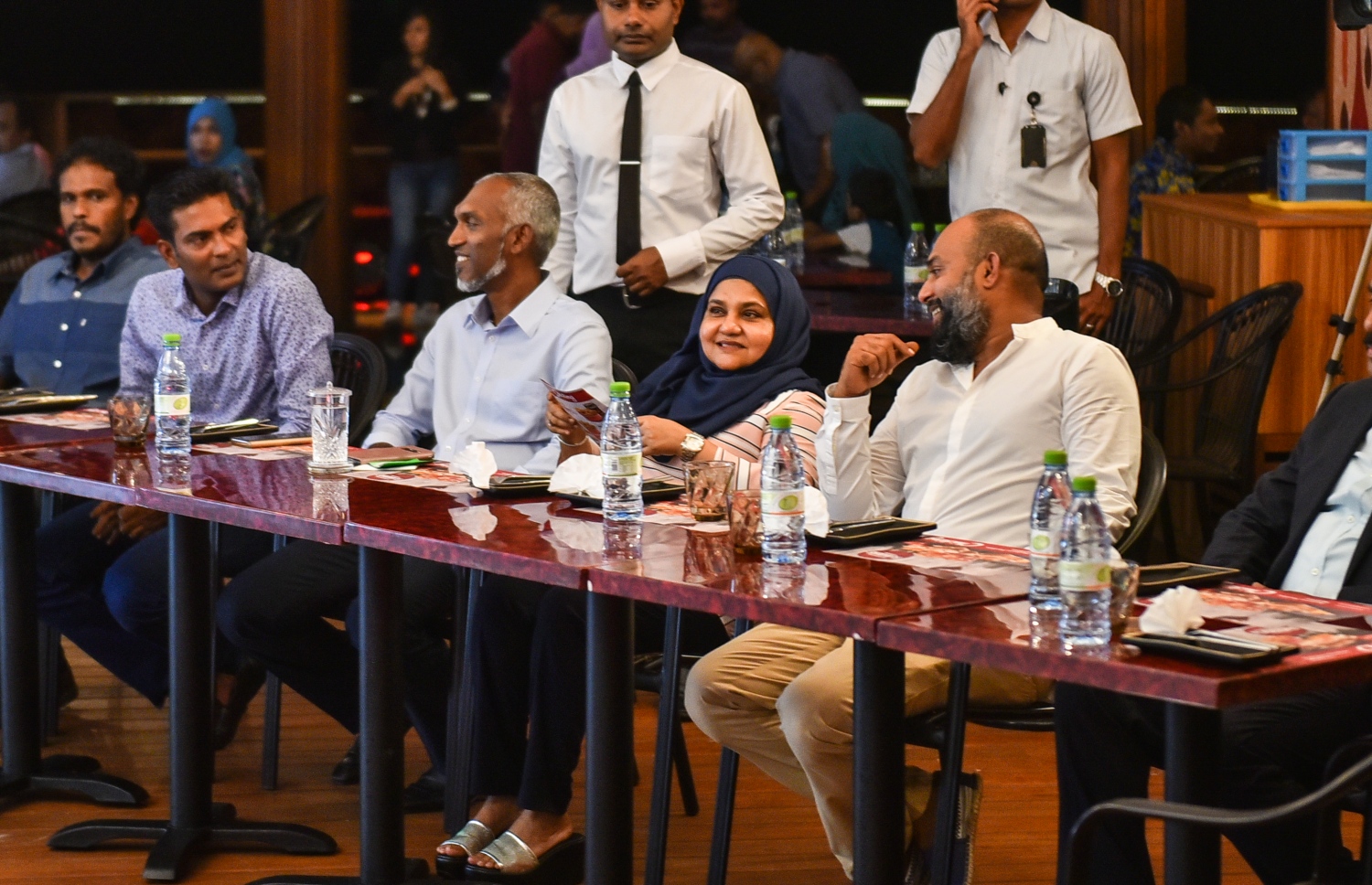 ޗިކިން ރެސްޓޯރެންޓް ހުޅުވަން ބޭއްވި ރަސްމިއްޔާތުގައި ފަސްޓް ލޭޑީ ފާތުމަތު އިބްރާހީމް އާއި މިނިސްޓަރު މުއިއްޒު (ވ) އަދި ސިބްކޯގެ ޗެއާމަން މުހައްމަދު ޝަވީދު (ކ).-- ފޮޓޯ: އަހުމަދު ނިޝާދު/މިހާރު