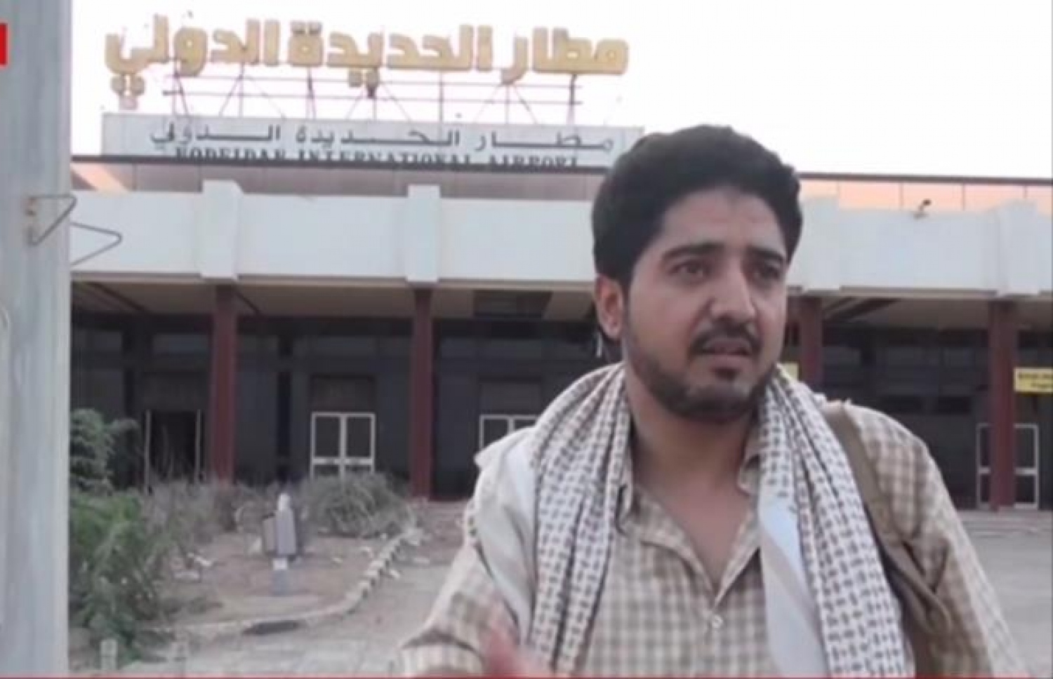 ހޫތީ ހަނގުރާމަވެރިއަކު ހުދައިދާގެ ވައިގެ ބަނދަރުގައި ހުރެގެން އިއްޔެ އަލްޖަޒީރާއާ ވާހަކަ ދައްކަނީ. ފޮޓޯ އަލްޖަޒީރާ