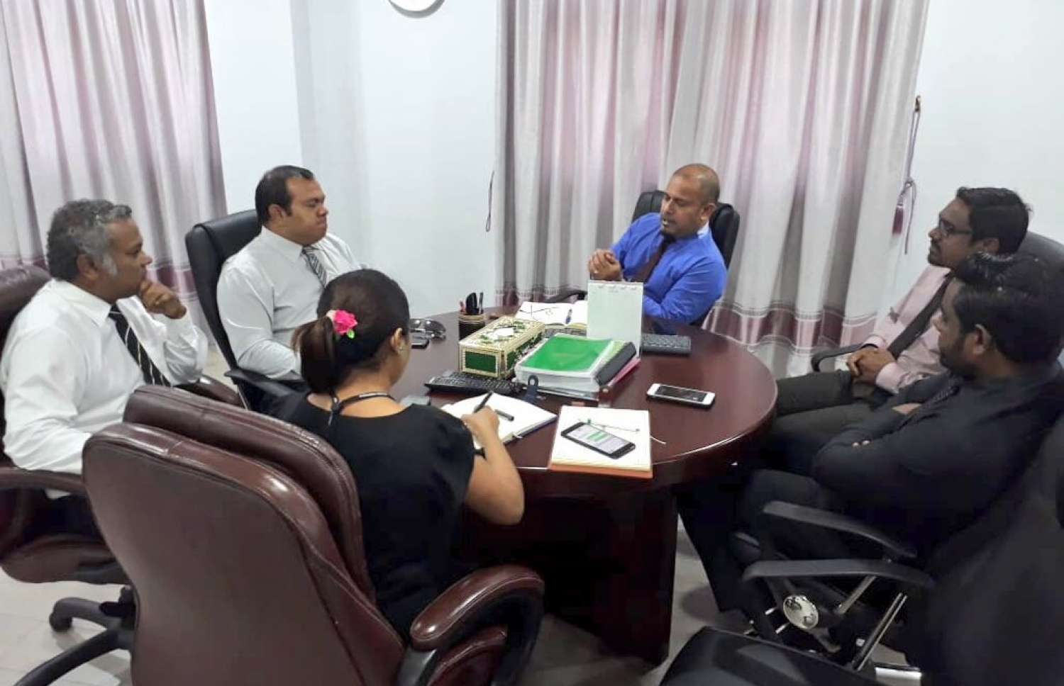 އެމްޑީޕީގެ އިސް ބައެއް ބޭފުޅުން އިއްޔެ އިލެކްޝަންސް ކޮމިޝަންގެ މެމްބަރުންނާ ބައްދަލު ކުރައްވަނީ. - ފޮޓޯ: އެމްޑީޕީ