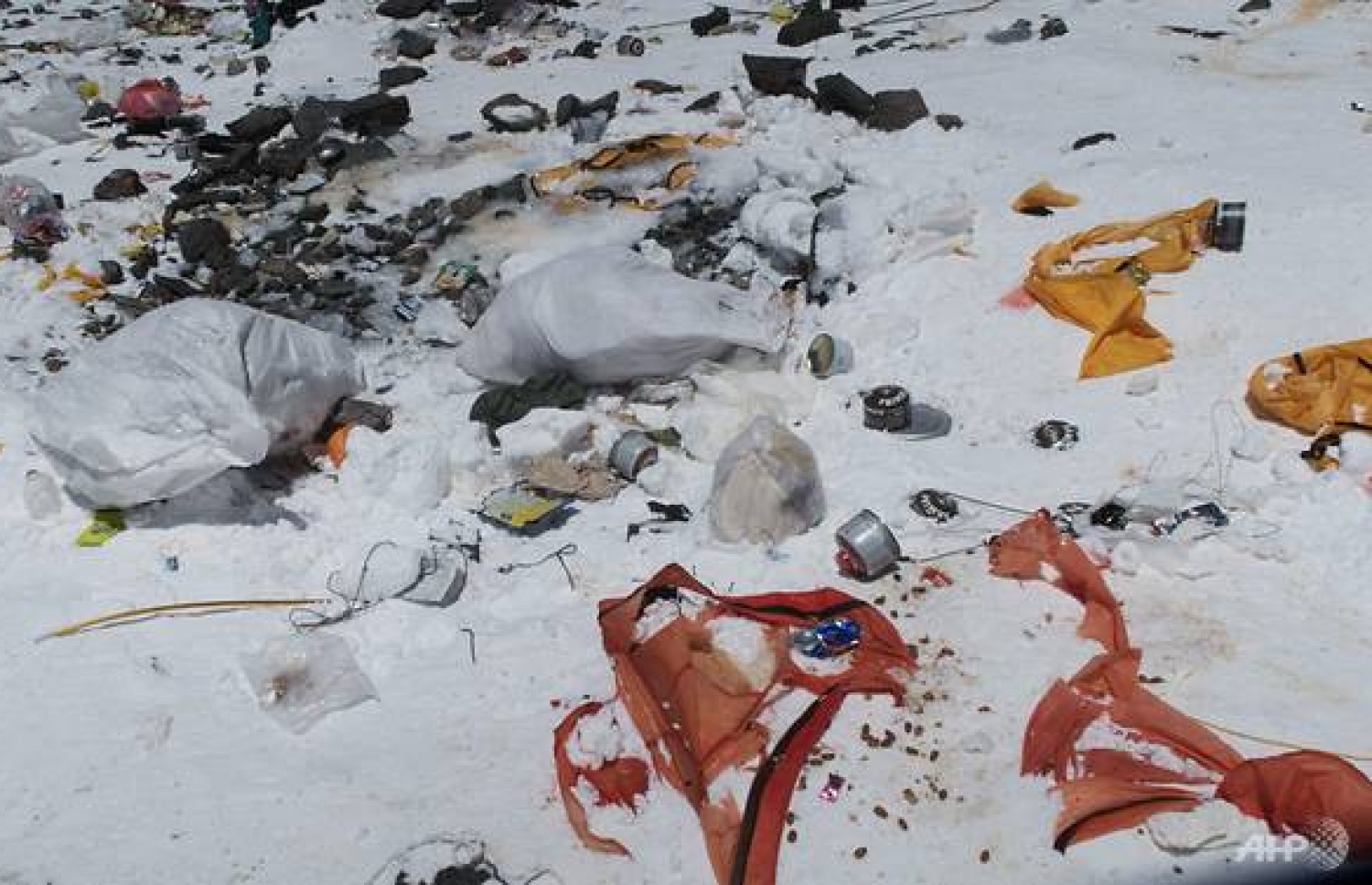 މައުންޓް އެވަރެސްޓަށް ދޫކޮށްލާފައި ހުރި ކުނިތަކެއް.