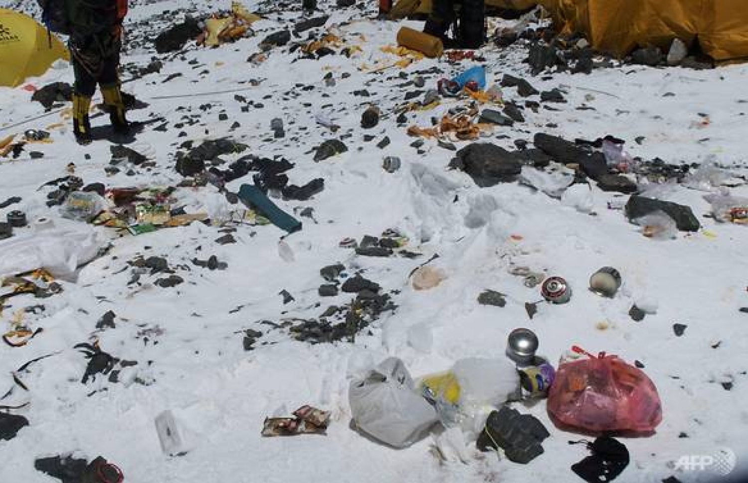 މައުންޓް އެވަރެސްޓަށް ދޫކޮށްލާފައި ހުރި ކުނިތަކެއް.