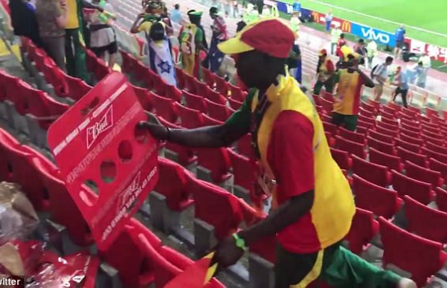 ރޭ ޕޮލެންޑް އަތުން 2-1 އިން މޮޅުވި މެޗަށް ފަހު ސެނެގާލް ސަޕޯޓަރުން ސްޓޭޑިއަމް ސާފުކުރުމުގައި ހަރަކާތްތެރިވަނީ - ފޮޓޯ: ޑެއިލީ މެއިލް