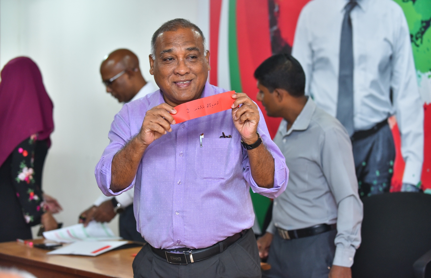 ޖޭޕީގެ ނައިބު ލީޑަރުގެ މަގާމަށް ކުރިމަތިލެއްވި އަބްދުﷲ ކަމާލުއްދީން އޭނާގެ ކެންޑިޑެސީ ނަމްބަރު މިއަދު ނެންގެވުމަށް ފަހު ދައްކާލައްވަނީ: މަގާމުތަކަށް މީހުން އައްޔަން ކުރާނީ މި ހަފުތާ ބަންދުގައި.--- ފޮޓޯ: ނިޝާން އަލީ/މިހާރު