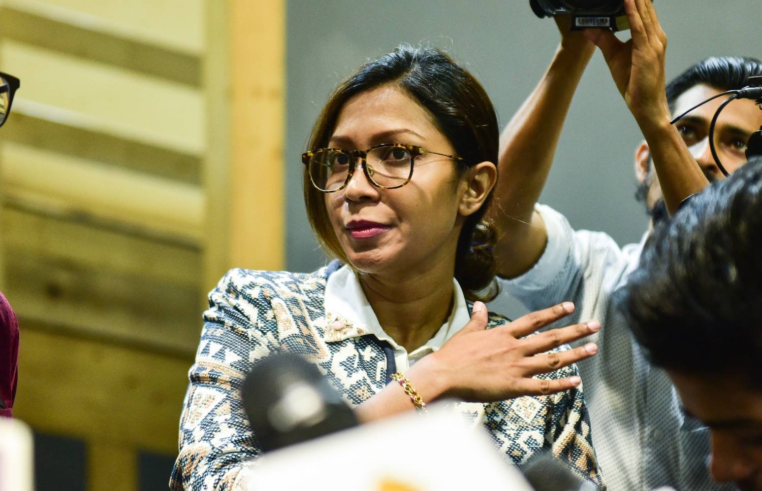 އެޗްއާރުސީގެ ސީއޯއޯ، އައިމިނަތު ސޫޒަން ނޫސްވެރިންނަށް މައުލޫމާތު ދެއްވަނީ-- ފޮޓޯ: އަހުމަދު ނިޝާތު/މިހާރު