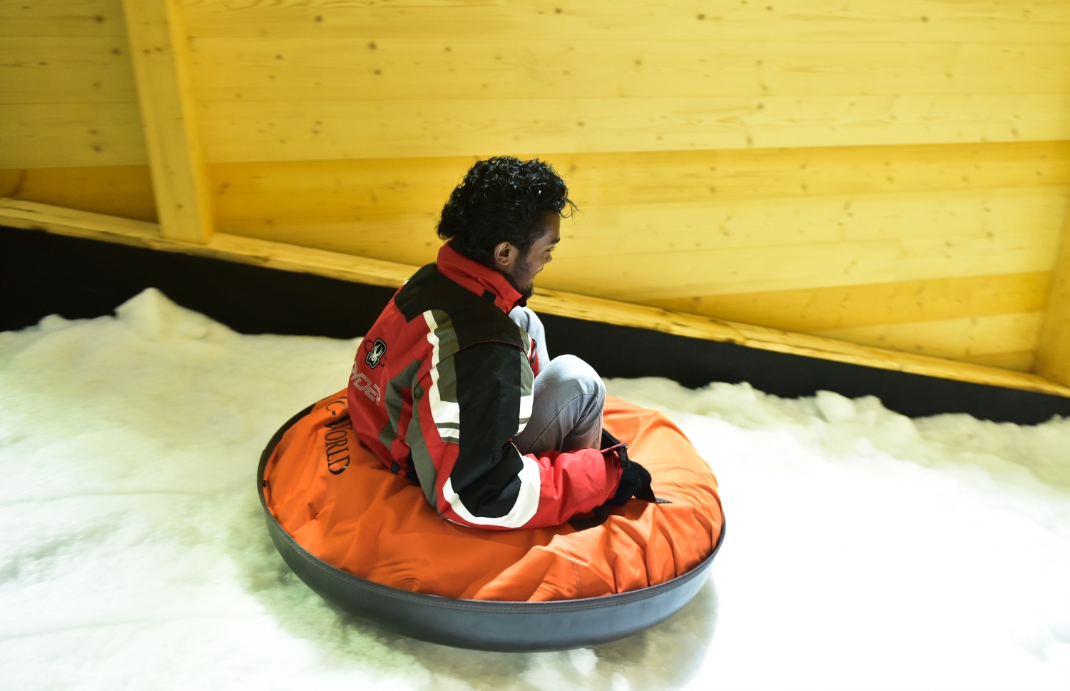 ވިންޓާ ތީމް ޕާކްގައި ސްނޯ ސްލައިޑް ކުރަނީ-- ފޮޓޯ: އަހުމަދު ނިޝާތު/މިހާރު