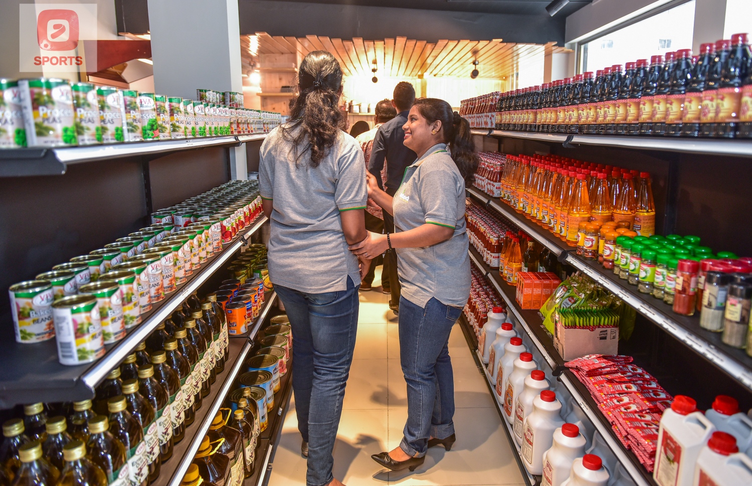 މާލޭގެ ފިހާރައެއްގައި ދެ މުވައްޒަފަކު މަޑުކޮށްލައިގެން.---ފޮޓޯ: ނިޝާން އަލީ/މިހާރު