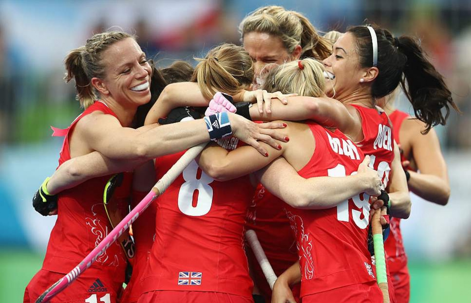 އަންހެނުންތަކެއް ކުޅިވަރު މެޗެއްގެ ތެރޭގައި: ކުޅިވަރުގައި އަންހެންނާ މެދު ތަފާތު ކުރުންތައް ގެންގުޅޭ.