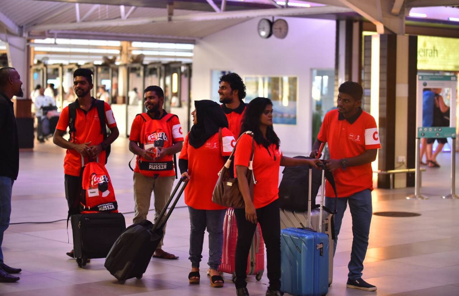 ވޯލްޑް ކަޕް ބަލަން ރަޝިއާ އަށް ދާން އިއްޔެ ފުރި މީހުން ވެލާނާ އިންޓަނޭޝަނަލް އެއާޕޯޓުގައި: އެ މީހުން ބަލާނީ ހޮނިހިރު ދުވަހު ކުޅޭ ބެލްޖިއަމް-ޓިއުނީޝިޔާ މެޗު.-- ފޮޓޯ: އަހުމަދު ނިޝާތު/މިހާރު