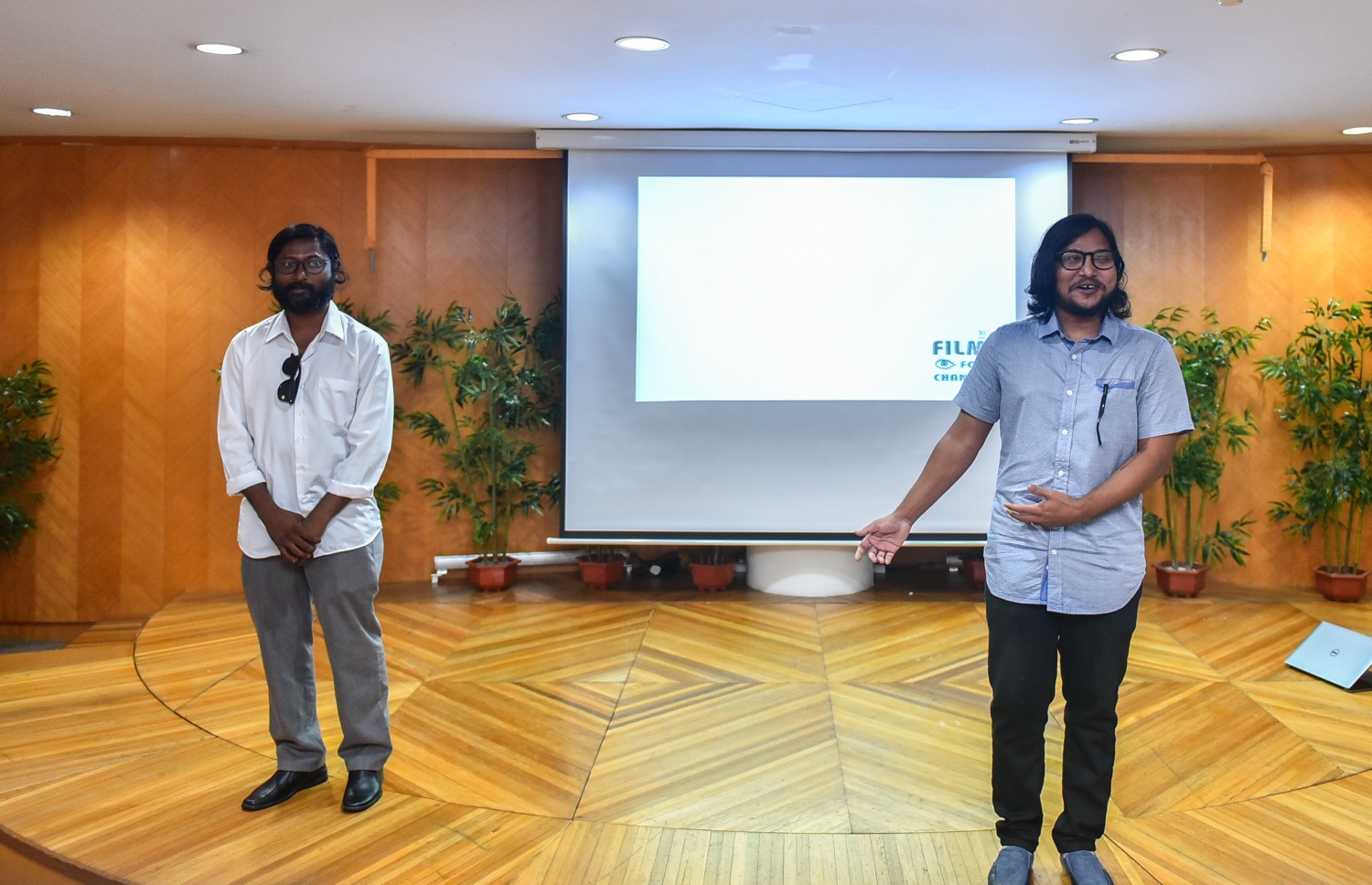 ދިރާގާއި ޔޫއެންޑީޕީ ގުޅިގެން ހިންގާ ފިލްމް ފޯ ޗޭންޖު ޕްރޮގްރާމުގައި ކިޔަވައިދޭ ދެ ބޭފުޅުން.-- ފޮޓޯ: އަހުމަދު ނިޝާތު/ މިހާރު