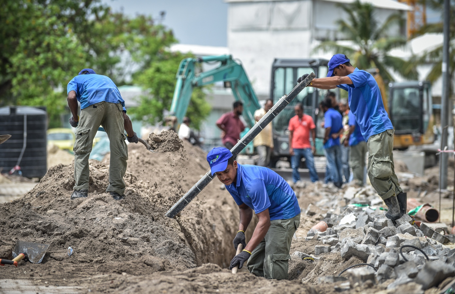 މާލެ: 21 ޖޫން 2018: މާލޭގެ ބޮޑުތަކުރުފާނު މަގު ފުޅާކުރުމަށް ކާނިވާ ސަރަހައްދު ކޮންނަނީ: ތާރުއަޅައިގެން މަގު ހެދުމުގެ މަސައްކަތް ކުރަމުން އަންނާތީ، އިންޑަސްޓްރިއަލް ވިލެޖު ސަރަހައްދުން ފެށިގެން ހުޅުމާލެ ފެރީ ޓާމިނަލާ ދިމާލުގެ އެކި ގޯޅިތަކާއި މަގުތައް ވަނީ ބަންދުކޮށްފައި--. ފޮޓޯ:ނިޝާން އަލީ/މިހާރު