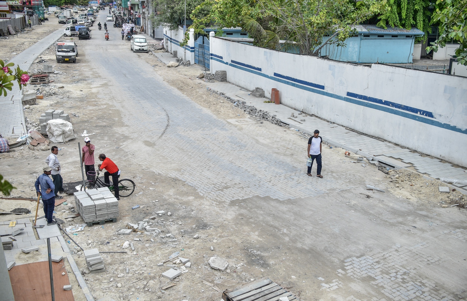 މާލެ: 21 ޖޫން 2018: މާލޭގެ ބޮޑުތަކުރުފާނު މަގު ފުޅާކުރުމުގެ މަސައްކަތް ކުރަނީ: ތާރުއަޅައިގެން މަގު ހެދުމުގެ މަސައްކަތް ކުރަމުން އަންނާތީ، އިންޑަސްޓްރިއަލް ވިލެޖު ސަރަހައްދުން ފެށިގެން ހުޅުމާލެ ފެރީ ޓާމިނަލާ ދިމާލުގެ އެކި ގޯޅިތަކާއި މަގުތައް ވަނީ ބަންދުކޮށްފައި--. ފޮޓޯ:ނިޝާން އަލީ/މިހާރު
