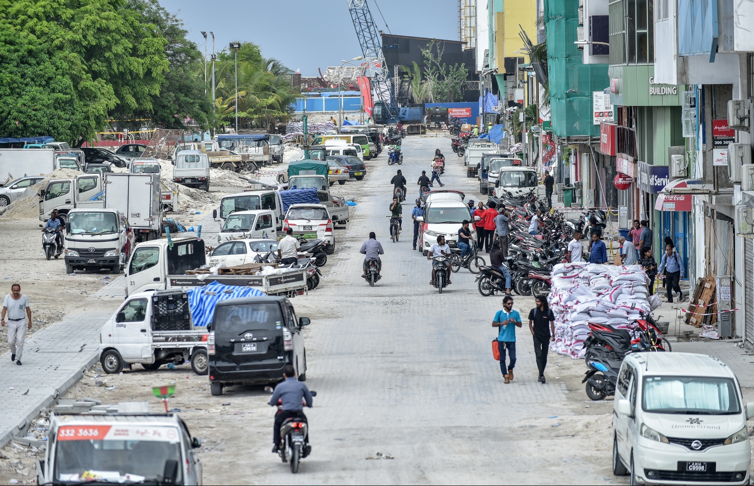 މާލެ: 21 ޖޫން 2018: މާލޭގެ ބޮޑުތަކުރުފާނު މަގު ފުޅާކުރުމުގެ މަސައްކަތް ކުރަނީ: ތާރުއަޅައިގެން މަގު ހެދުމުގެ މަސައްކަތް ކުރަމުން އަންނާތީ، އިންޑަސްޓްރިއަލް ވިލެޖު ސަރަހައްދުން ފެށިގެން ހުޅުމާލެ ފެރީ ޓާމިނަލާ ދިމާލުގެ އެކި ގޯޅިތަކާއި މަގުތައް ވަނީ ބަންދުކޮށްފައި--. ފޮޓޯ:ނިޝާން އަލީ/މިހާރު