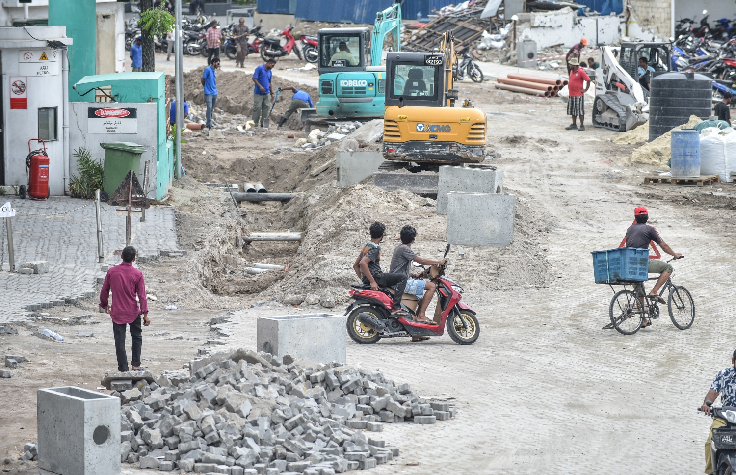 މާލެ: 21 ޖޫން 2018: މާލޭގެ ބޮޑުތަކުރުފާނު މަގު ފުޅާކުރުމަށް ކާނިވާ ސަރަހައްދު ކޮންނަނީ: ތާރުއަޅައިގެން މަގު ހެދުމުގެ މަސައްކަތް ކުރަމުން އަންނާތީ، އިންޑަސްޓްރިއަލް ވިލެޖު ސަރަހައްދުން ފެށިގެން ހުޅުމާލެ ފެރީ ޓާމިނަލާ ދިމާލުގެ އެކި ގޯޅިތަކާއި މަގުތައް ވަނީ ބަންދުކޮށްފައި--. ފޮޓޯ:ނިޝާން އަލީ/މިހާރު