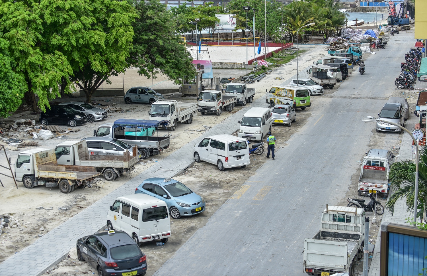 މާލެ: 21 ޖޫން 2018: މާލޭގެ ބޮޑުތަކުރުފާނު މަގު ފުޅާކުރުމަށް އާޓިފިޝަލް ބީޗް ސަރަހައްދަށް ބަދަލު ގެންނަނީ: ތާރުއަޅައިގެން މަގު ހެދުމުގެ މަސައްކަތް ކުރަމުން އަންނާތީ، އިންޑަސްޓްރިއަލް ވިލެޖު ސަރަހައްދުން ފެށިގެން ހުޅުމާލެ ފެރީ ޓާމިނަލާ ދިމާލުގެ އެކި ގޯޅިތަކާއި މަގުތައް ވަނީ ބަންދުކޮށްފައި--. ފޮޓޯ:ނިޝާން އަލީ/މިހާރު