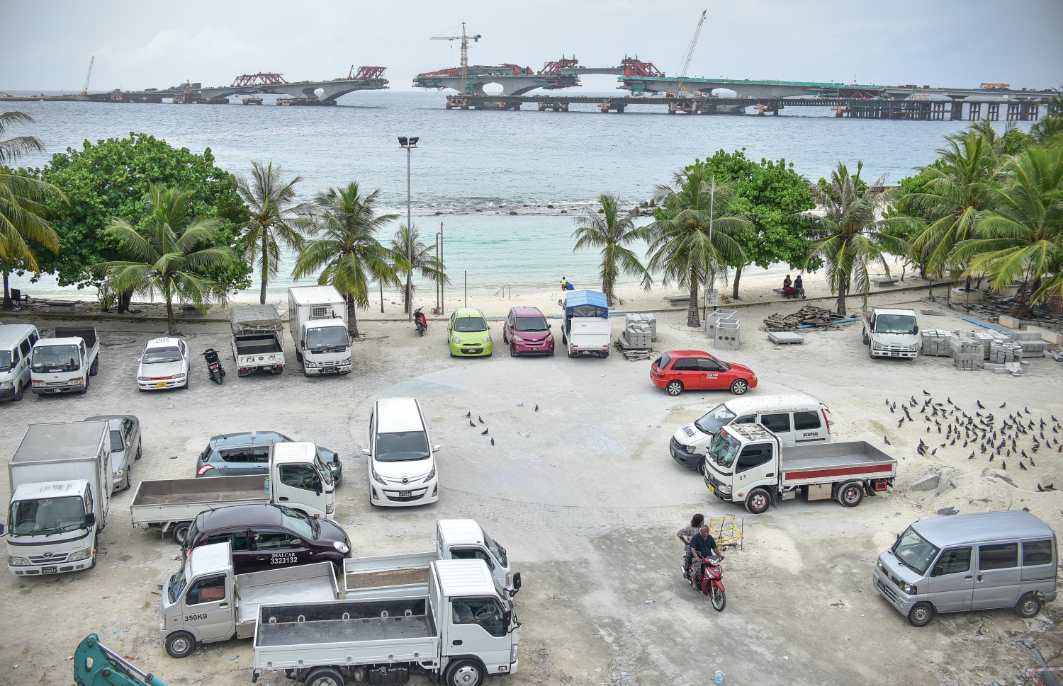 މާލެ: 21 ޖޫން 2018: މާލޭގެ ބޮޑުތަކުރުފާނު މަގު ފުޅާކުރުމަށް އާޓިފިޝަލް ބީޗް ސަރަހައްދަށް ބަދަލު ގެންނަނީ: ތާރުއަޅައިގެން މަގު ހެދުމުގެ މަސައްކަތް ކުރަމުން އަންނާތީ، އިންޑަސްޓްރިއަލް ވިލެޖު ސަރަހައްދުން ފެށިގެން ހުޅުމާލެ ފެރީ ޓާމިނަލާ ދިމާލުގެ އެކި ގޯޅިތަކާއި މަގުތައް ވަނީ ބަންދުކޮށްފައި--. ފޮޓޯ:ނިޝާން އަލީ/މިހާރު