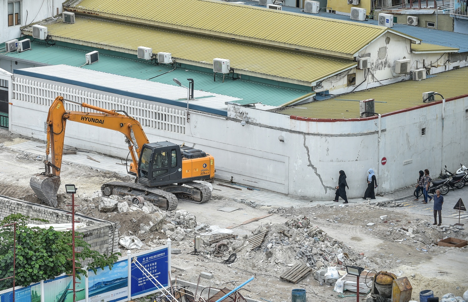 މާލެ: 21 ޖޫން 2018: މާލޭގެ ބޮޑުތަކުރުފާނު މަގު ފުޅާކުރުމަށް ސެނަހިޔާ ސަރަހައްދު ކޮންނަނީ: ތާރުއަޅައިގެން މަގު ހެދުމުގެ މަސައްކަތް ކުރަމުން އަންނާތީ، އިންޑަސްޓްރިއަލް ވިލެޖު ސަރަހައްދުން ފެށިގެން ހުޅުމާލެ ފެރީ ޓާމިނަލާ ދިމާލުގެ އެކި ގޯޅިތަކާއި މަގުތައް ވަނީ ބަންދުކޮށްފައި--. ފޮޓޯ:ނިޝާން އަލީ/މިހާރު