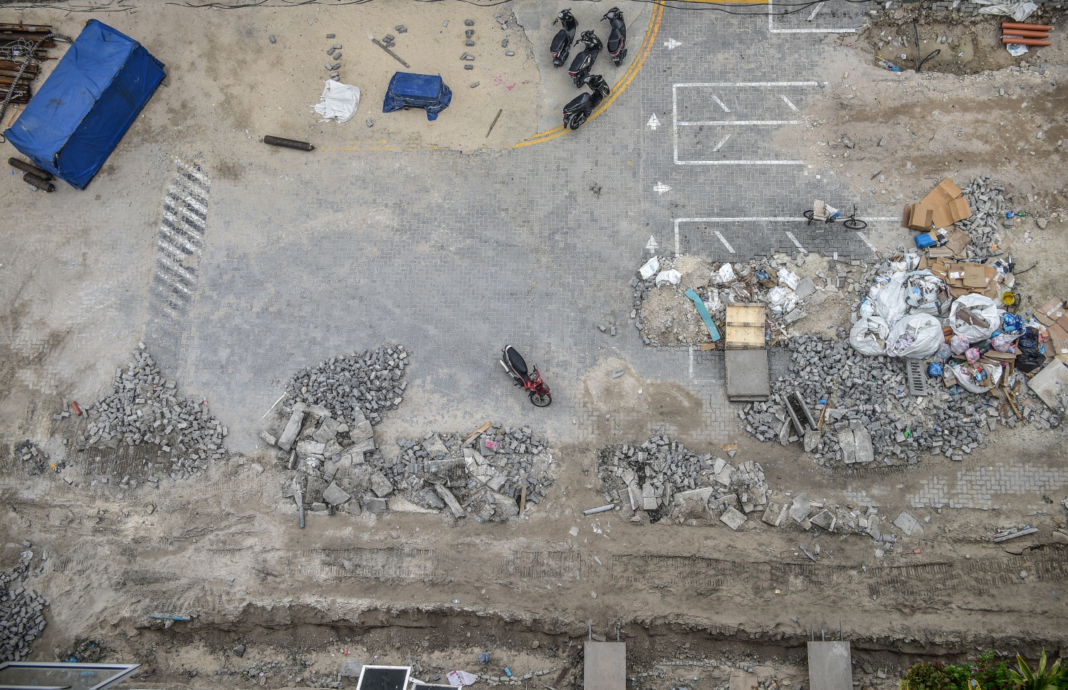 މާލެ: 21 ޖޫން 2018: މާލޭގެ ބޮޑުތަކުރުފާނު މަގު ފުޅާކުރުމަށް ކާނިވާ ސަރަހައްދު ކޮނެފައި: ތާރުއަޅައިގެން މަގު ހެދުމުގެ މަސައްކަތް ކުރަމުން އަންނާތީ، އިންޑަސްޓްރިއަލް ވިލެޖު ސަރަހައްދުން ފެށިގެން ހުޅުމާލެ ފެރީ ޓާމިނަލާ ދިމާލުގެ އެކި ގޯޅިތަކާއި މަގުތައް ވަނީ ބަންދުކޮށްފައި--. ފޮޓޯ:ނިޝާން އަލީ/މިހާރު