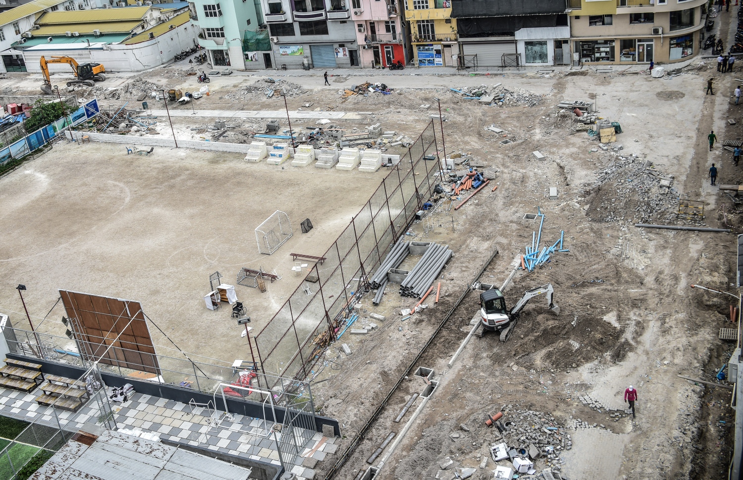 މާލެ: 21 ޖޫން 2018: މާލޭގެ ބޮޑުތަކުރުފާނު މަގު ފުޅާކުރުމަށް ރާޅުގަނޑު ސަރަހައްދު ކޮނެފައި: ތާރުއަޅައިގެން މަގު ހެދުމުގެ މަސައްކަތް ކުރަމުން އަންނާތީ، އިންޑަސްޓްރިއަލް ވިލެޖު ސަރަހައްދުން ފެށިގެން ހުޅުމާލެ ފެރީ ޓާމިނަލާ ދިމާލުގެ އެކި ގޯޅިތަކާއި މަގުތައް ވަނީ ބަންދުކޮށްފައި--. ފޮޓޯ:ނިޝާން އަލީ/މިހާރު