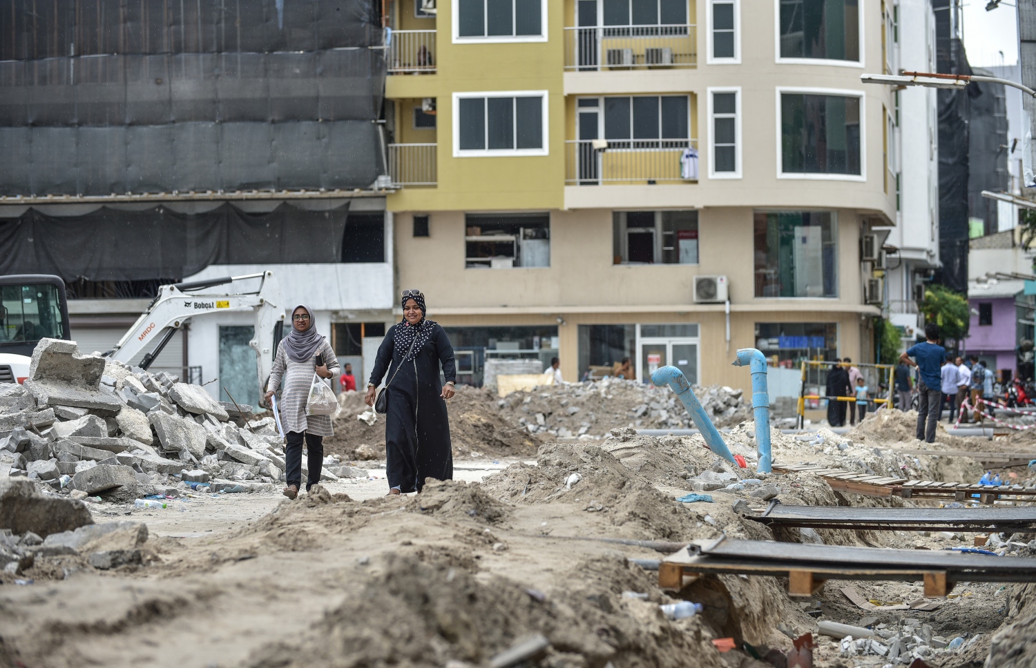 މާލެ: 21 ޖޫން 2018: މާލޭގެ ބޮޑުތަކުރުފާނު މަގު ފުޅާކުރުމަށް ކާނިވާ ސަރަހައްދުން ބަޔަކު ދަނީ: ތާރުއަޅައިގެން މަގު ހެދުމުގެ މަސައްކަތް ކުރަމުން އަންނާތީ، އިންޑަސްޓްރިއަލް ވިލެޖު ސަރަހައްދުން ފެށިގެން ހުޅުމާލެ ފެރީ ޓާމިނަލާ ދިމާލުގެ އެކި ގޯޅިތަކާއި މަގުތައް ވަނީ ބަންދުކޮށްފައި--. ފޮޓޯ:ނިޝާން އަލީ/މިހާރު