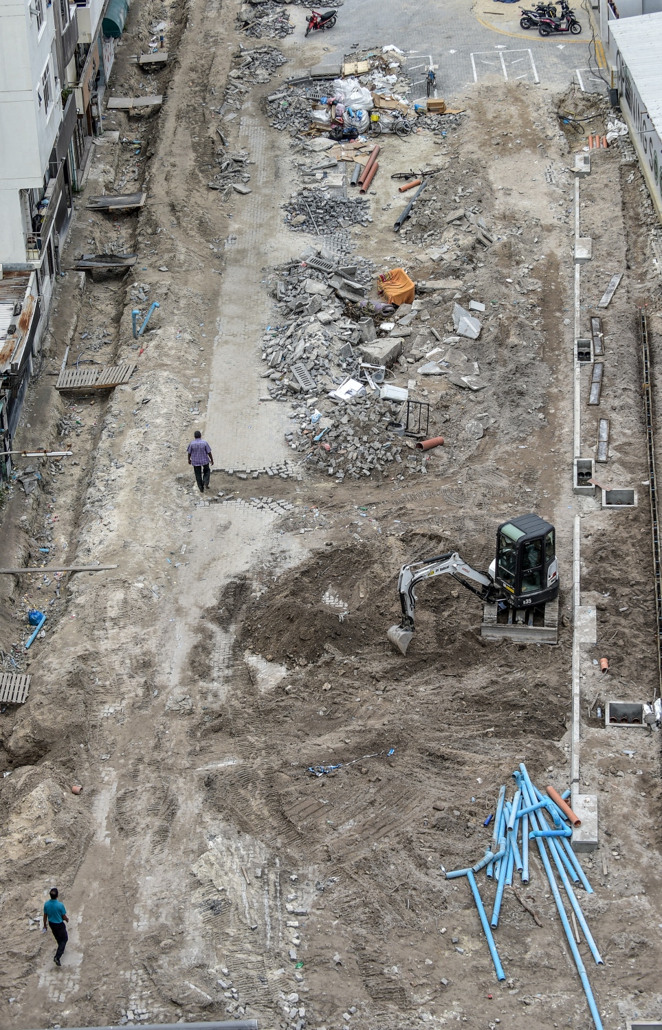 މާލެ: 21 ޖޫން 2018: މާލޭގެ ބޮޑުތަކުރުފާނު މަގު ފުޅާކުރުމަށް ރާޅުގަނޑު ސަރަހައްދު ކޮނެފައި: ތާރުއަޅައިގެން މަގު ހެދުމުގެ މަސައްކަތް ކުރަމުން އަންނާތީ، އިންޑަސްޓްރިއަލް ވިލެޖު ސަރަހައްދުން ފެށިގެން ހުޅުމާލެ ފެރީ ޓާމިނަލާ ދިމާލުގެ އެކި ގޯޅިތަކާއި މަގުތައް ވަނީ ބަންދުކޮށްފައި--. ފޮޓޯ:ނިޝާން އަލީ/މިހާރު