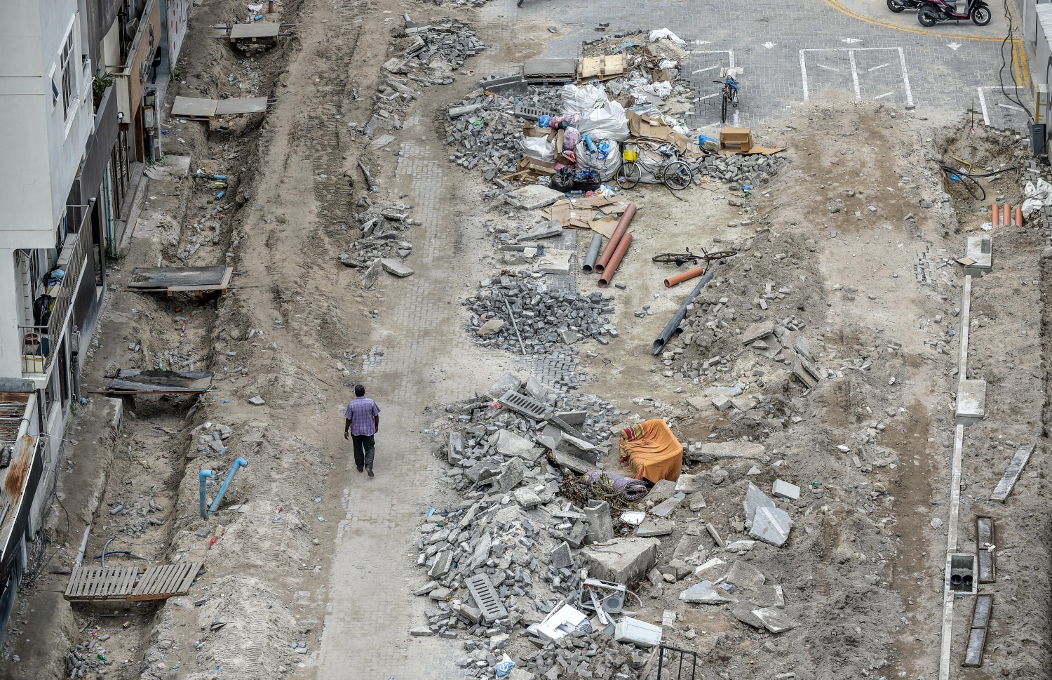 މާލެ: 21 ޖޫން 2018: މާލޭގެ ބޮޑުތަކުރުފާނު މަގު ފުޅާކުރުމަށް ރާޅުގަނޑު ސަރަހައްދު ކޮނެފައި: ތާރުއަޅައިގެން މަގު ހެދުމުގެ މަސައްކަތް ކުރަމުން އަންނާތީ، އިންޑަސްޓްރިއަލް ވިލެޖު ސަރަހައްދުން ފެށިގެން ހުޅުމާލެ ފެރީ ޓާމިނަލާ ދިމާލުގެ އެކި ގޯޅިތަކާއި މަގުތައް ވަނީ ބަންދުކޮށްފައި--. ފޮޓޯ:ނިޝާން އަލީ/މިހާރު