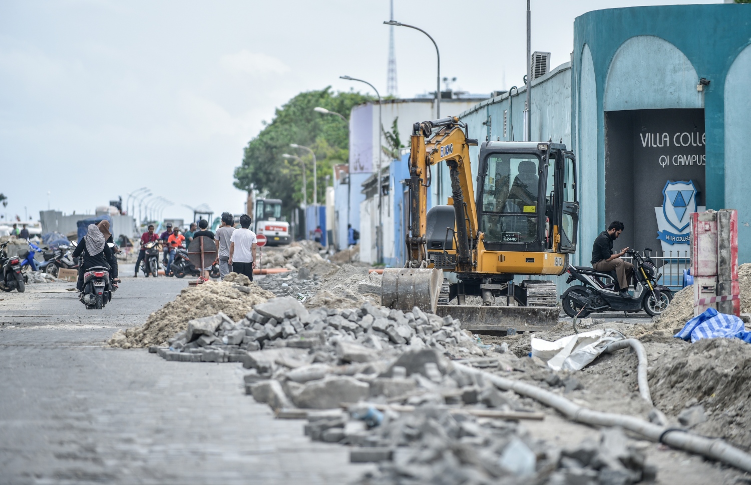 މާލެ: 21 ޖޫން 2018: މާލޭގެ ބޮޑުތަކުރުފާނު މަގު ފުޅާކުރުމުގެ މަސައްކަތް ކުރަނީ: ތާރުއަޅައިގެން މަގު ހެދުމުގެ މަސައްކަތް ކުރަމުން އަންނާތީ، އިންޑަސްޓްރިއަލް ވިލެޖު ސަރަހައްދުން ފެށިގެން ހުޅުމާލެ ފެރީ ޓާމިނަލާ ދިމާލުގެ އެކި ގޯޅިތަކާއި މަގުތައް ވަނީ ބަންދުކޮށްފައި--. ފޮޓޯ:ނިޝާން އަލީ/މިހާރު