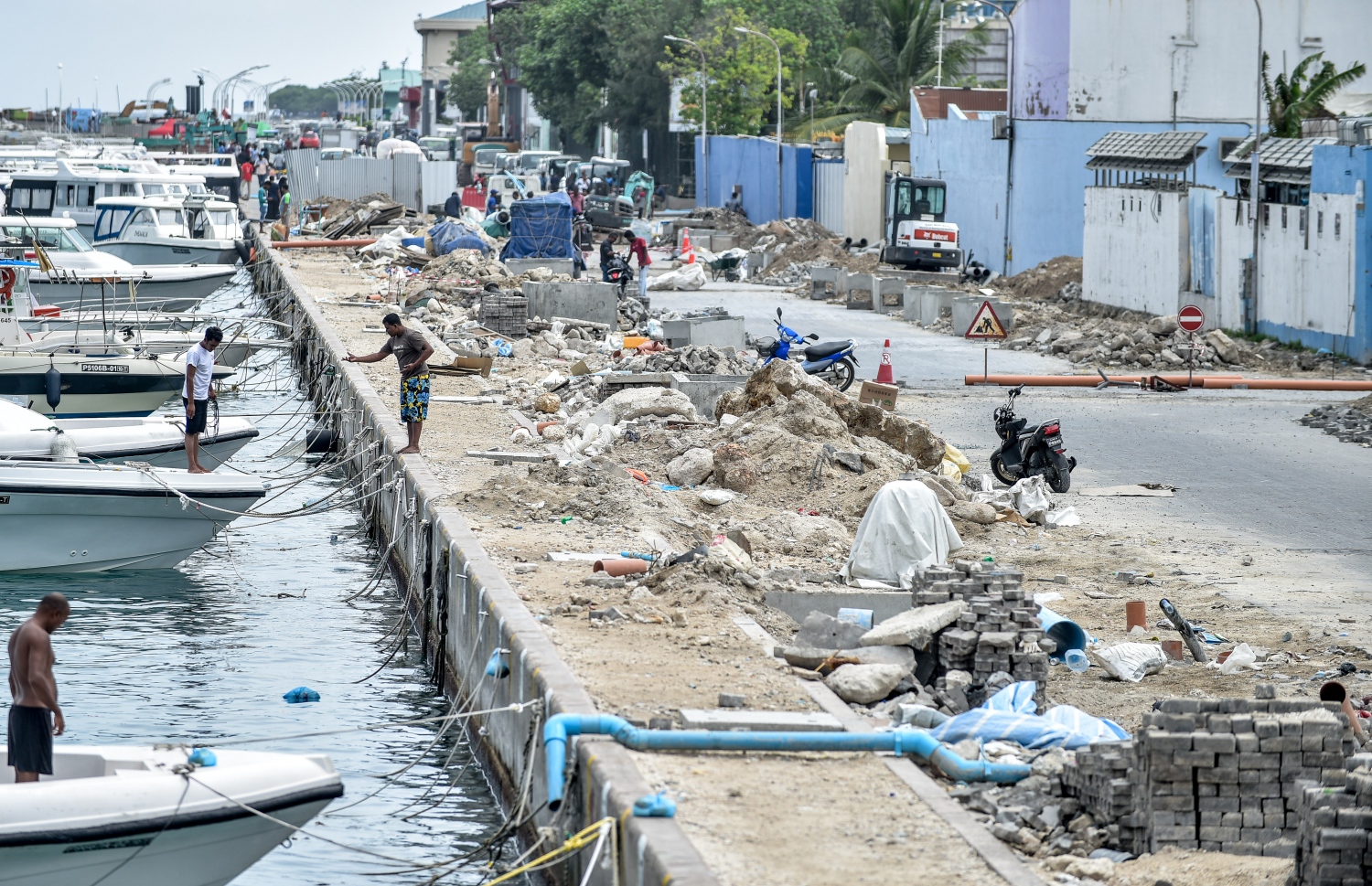 މާލެ: 21 ޖޫން 2018: މާލޭގެ ބޮޑުތަކުރުފާނު މަގު ފުޅާކުރުމުގެ މަސައްކަތް ކުރަނީ: ތާރުއަޅައިގެން މަގު ހެދުމުގެ މަސައްކަތް ކުރަމުން އަންނާތީ، އިންޑަސްޓްރިއަލް ވިލެޖު ސަރަހައްދުން ފެށިގެން ހުޅުމާލެ ފެރީ ޓާމިނަލާ ދިމާލުގެ އެކި ގޯޅިތަކާއި މަގުތައް ވަނީ ބަންދުކޮށްފައި--. ފޮޓޯ:ނިޝާން އަލީ/މިހާރު