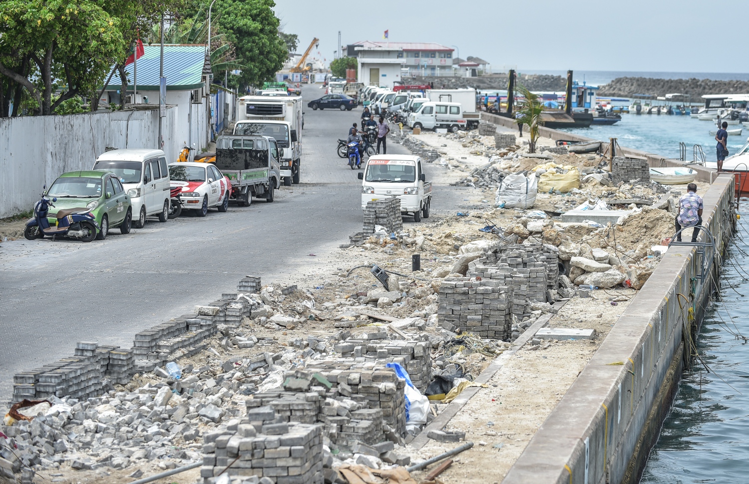 މާލެ: 21 ޖޫން 2018: މާލޭގެ ބޮޑުތަކުރުފާނު މަގު ފުޅާކުރުމުގެ މަސައްކަތް ކުރަނީ: ތާރުއަޅައިގެން މަގު ހެދުމުގެ މަސައްކަތް ކުރަމުން އަންނާތީ، އިންޑަސްޓްރިއަލް ވިލެޖު ސަރަހައްދުން ފެށިގެން ހުޅުމާލެ ފެރީ ޓާމިނަލާ ދިމާލުގެ އެކި ގޯޅިތަކާއި މަގުތައް ވަނީ ބަންދުކޮށްފައި--. ފޮޓޯ:ނިޝާން އަލީ/މިހާރު