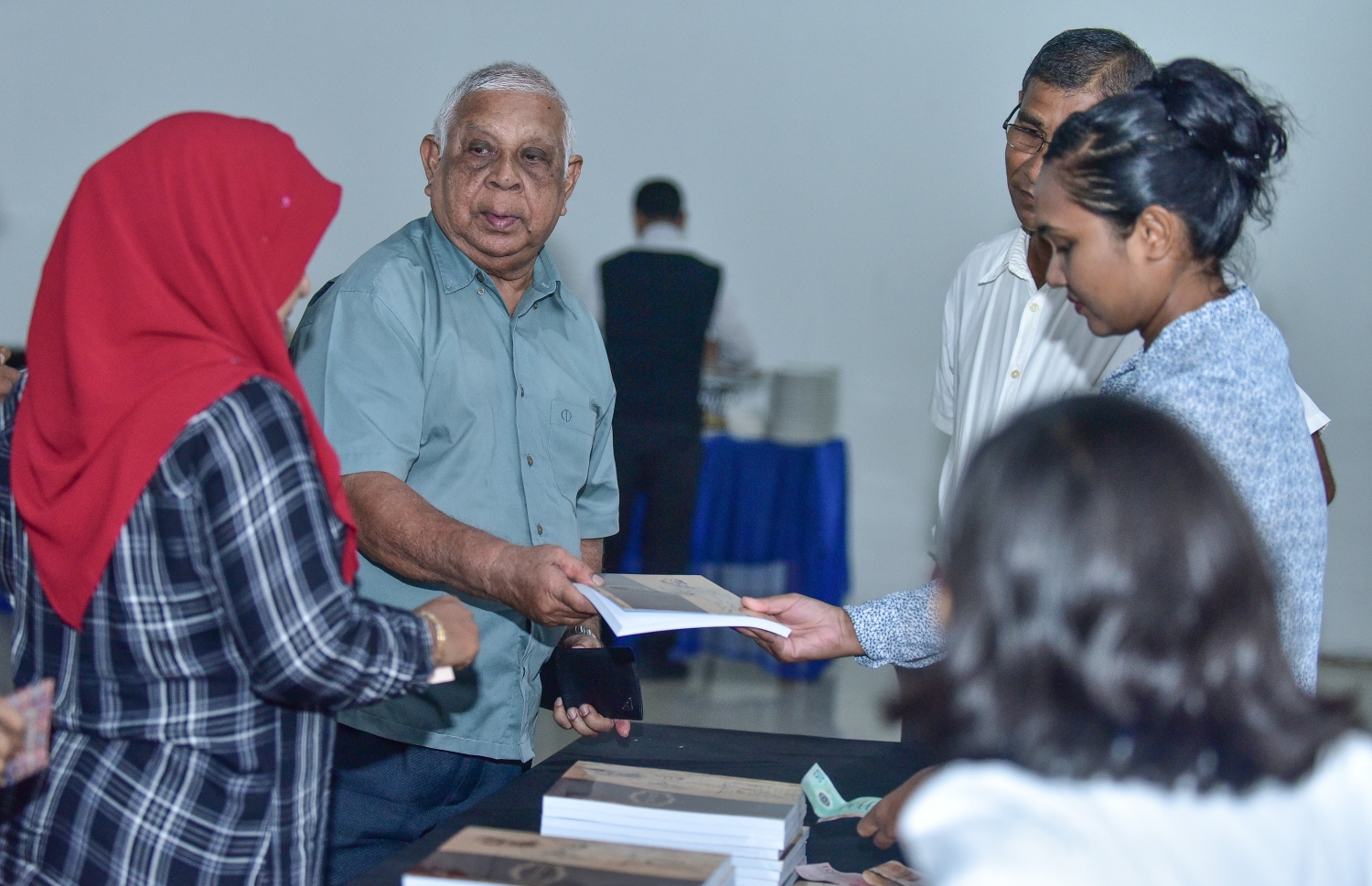 އައްޑޫ "ރަދުން" ފޮތް ބައެއް ބޭފުޅުން ގަންނަނީ-- ފޮޓޯ: ނިޝާން އަލީ/މިހާރު